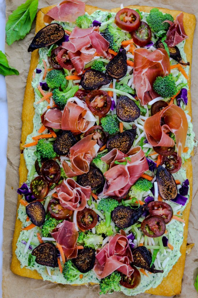 Salad pizza makes everyone happy and this would be an easy recipe for sultry summer nights. This is a dried fig salad recipe the whole family will love with a super easy pizza hack! 