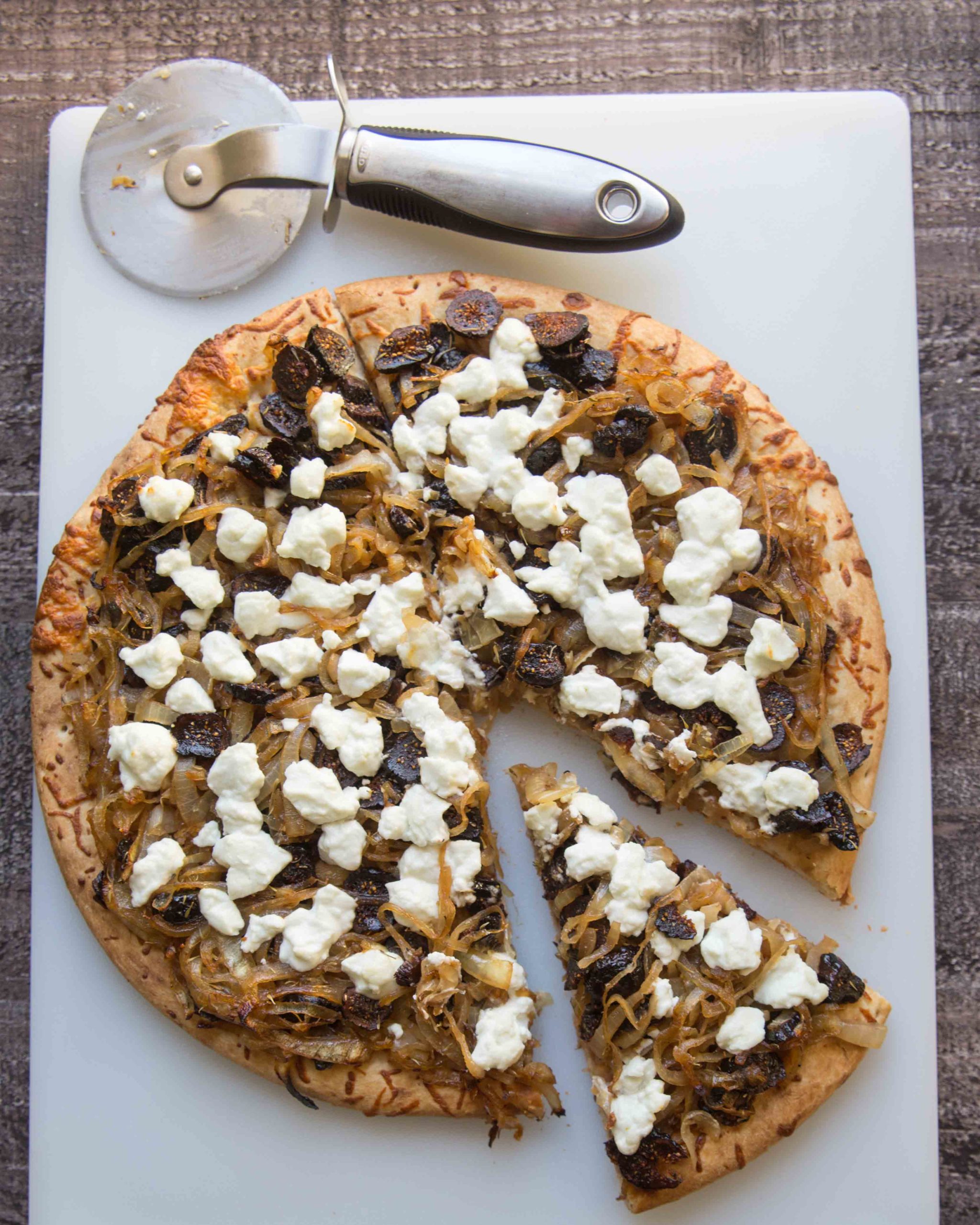 caramelized onion fig goat cheese pizza
