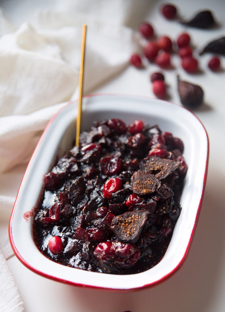 One of the most popular recipes with fresh cranberries is homemade cranberry sauce. Scented with orange and figs, this is a sauce to serve on Thanksgiving.