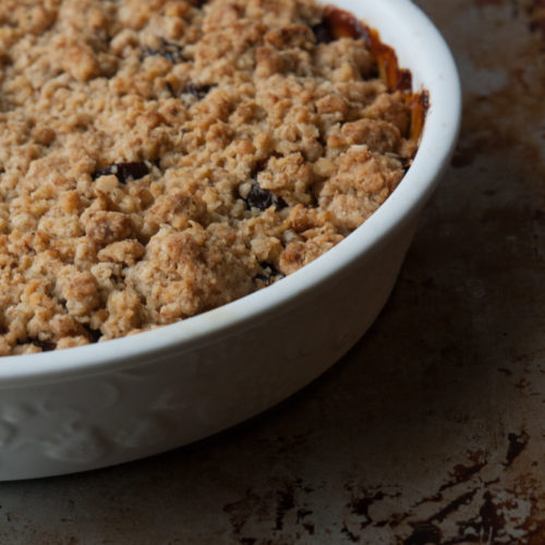 Take those oats and toss them with brown sugar, ginger and spices. Raid the pantry and make tonight a Fig & Apple Crisp night. ⁠