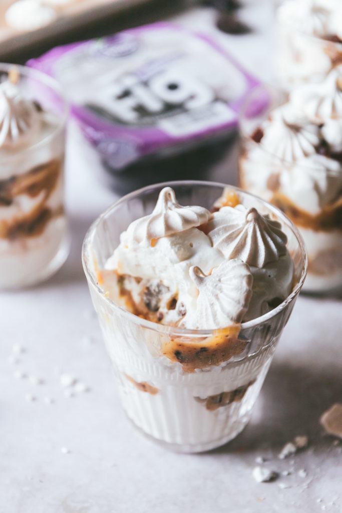 Crunchy meringues with fig curd and whipped cream