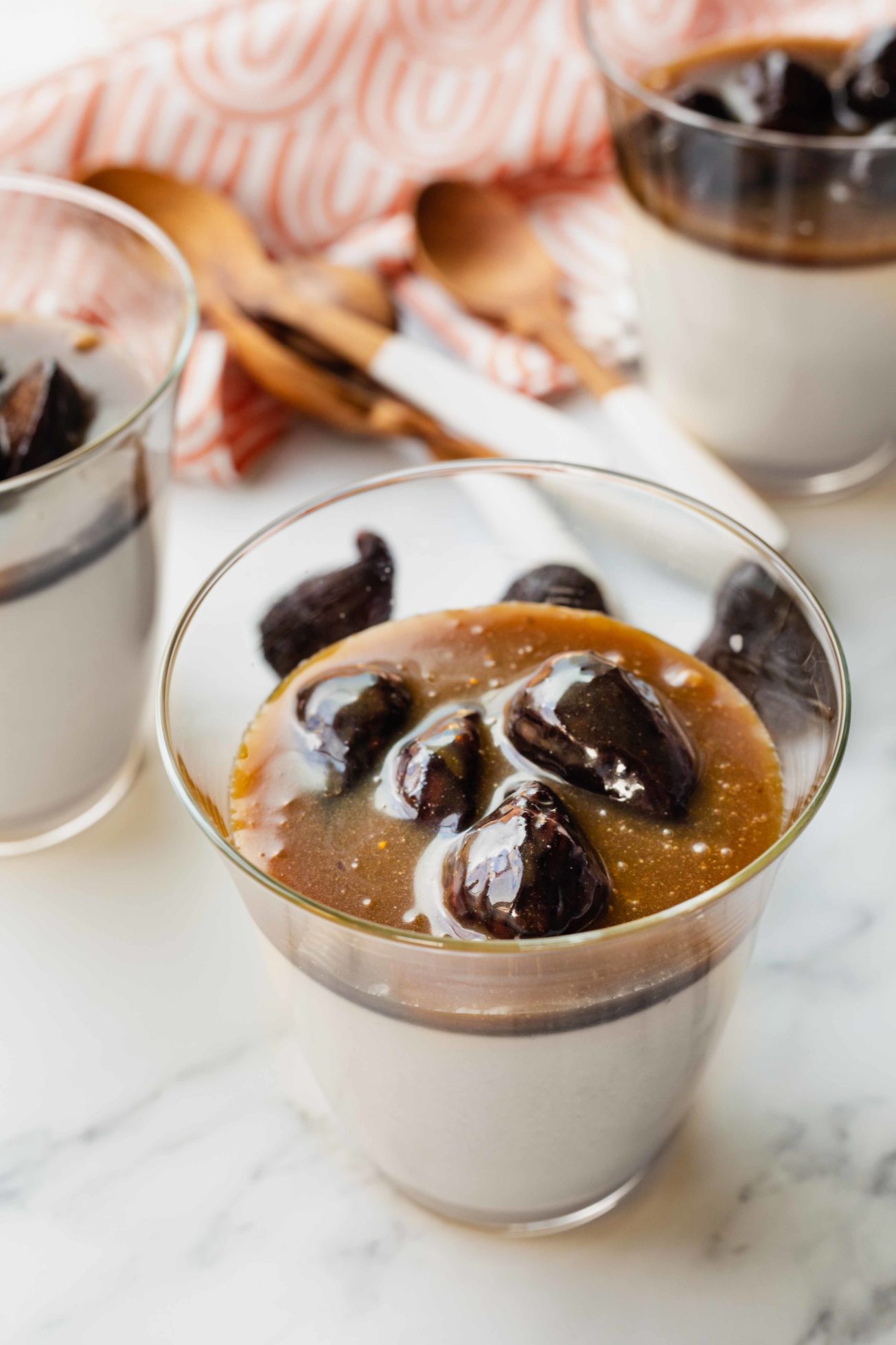 This recipe for panna cotta with figs and sweet cream is ready in an hour! Fig panna cotta is a good last minute dessert that's elegant.