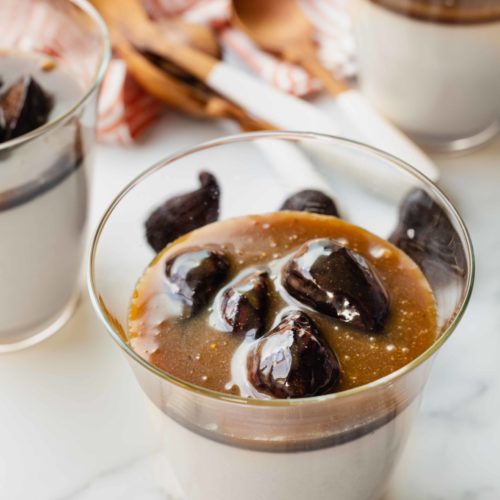 This recipe for panna cotta with figs and sweet cream is ready in an hour! Fig panna cotta is a good last minute dessert that's elegant.