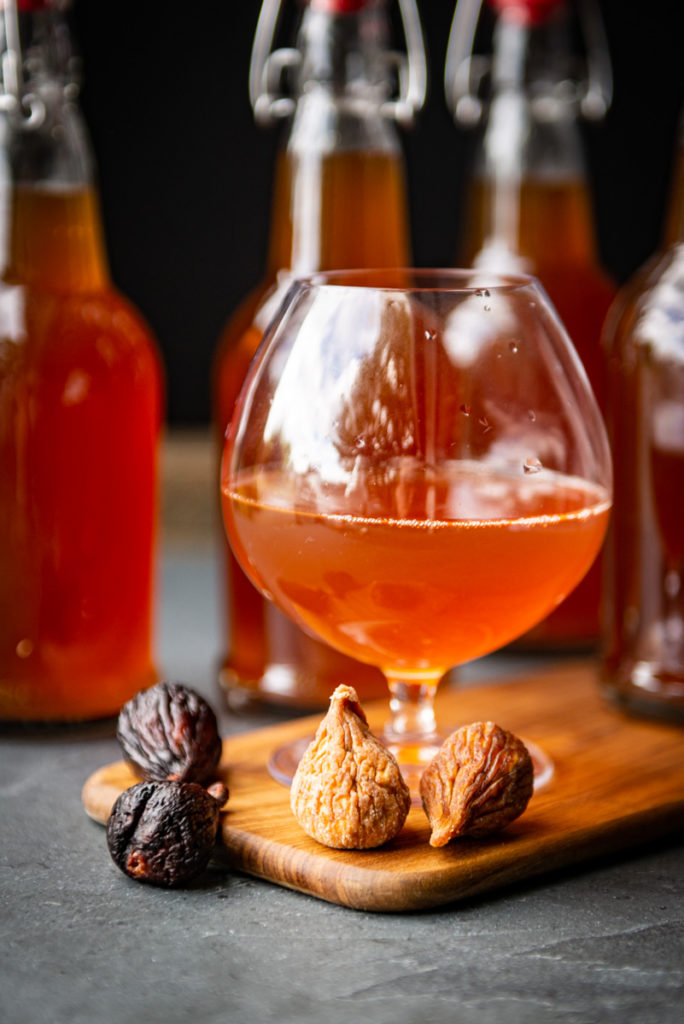 Fig lovers, this recipe for mead is for you! Using dried figs, some time and a few tools, you can make this fig mead recipe at home.
