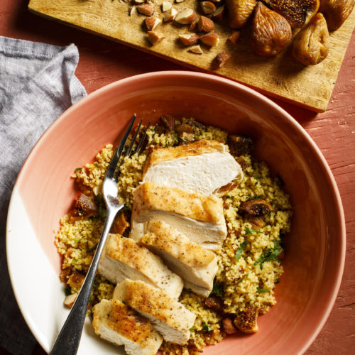 Cous cous with chicken for two is a tasty one-dish meal! Couscous with chicken, smoky almonds + figs is ready in less than 30 minutes.