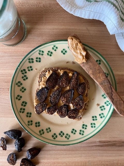Dried fig nutrition example for breakfast: a plate of toast with nut butter and figs