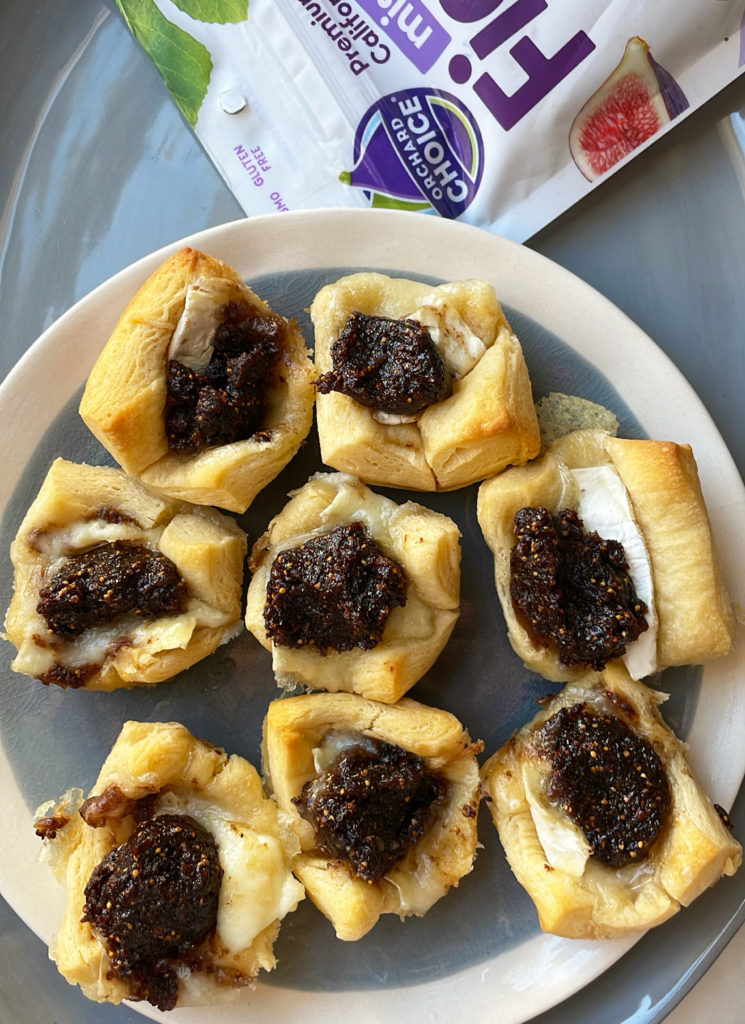 This mini baked brie recipe is ready to party. Brie bites with crescent rolls & fig thyme jam are two-bite appetizers perfect for happy hour.