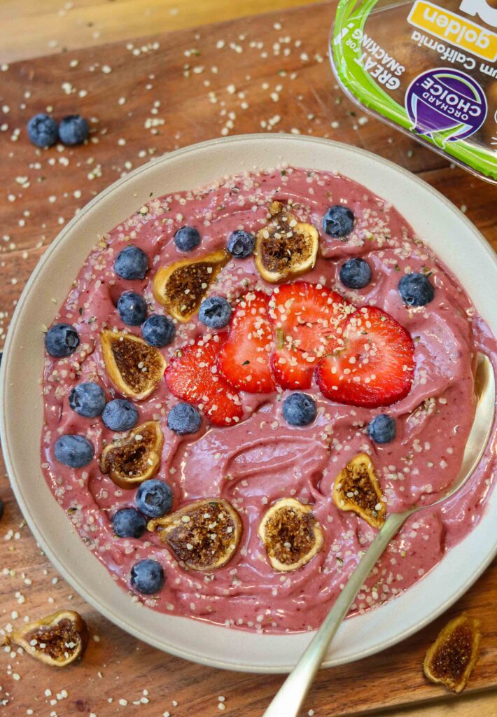 Vegan fig smoothie bowl and article on foods to increase energy and motivation. Learn about how figs are fruits that give you energy.