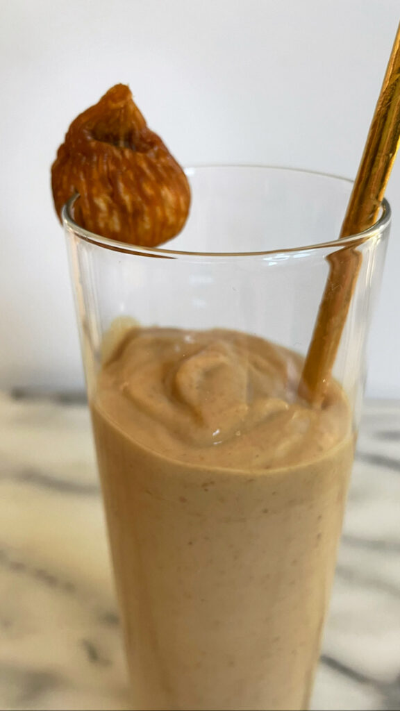 Smoothie with banana and golden figs | this is an easy smoothie recipe