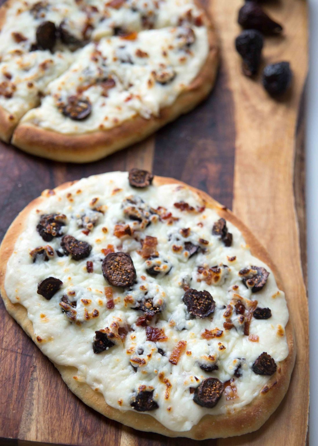 midnight snacks - garlic white sauce naan pizza